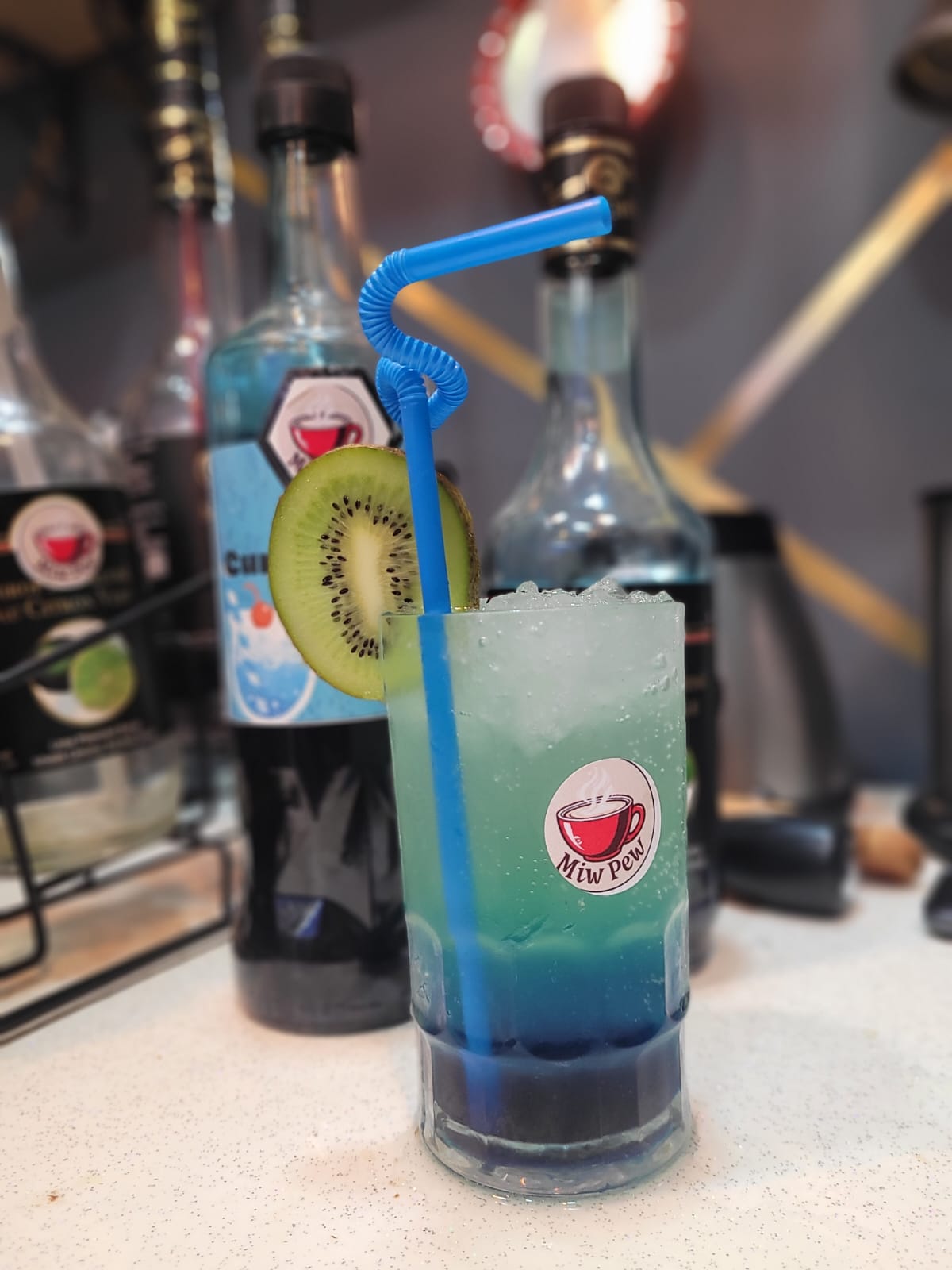 Cocktail bleu au kiwi du Miw Pew Café